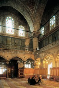 建筑，奥斯曼艺术：Mehmet Aga（1609-1616 年）建造的蓝色清真寺或 Sultanahmet Camii 的内部。 土耳其伊斯坦布尔。 作者 奥斯曼帝国学校