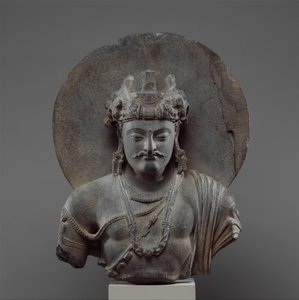 释迦牟尼菩萨半身像，3-4世纪（片岩）。
