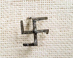基督教古董： svastika 形状的腓骨（这将激发十字架游戏）。 1至3世纪。 圣日耳曼昂莱国家考古博物馆