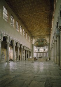 建于 5 世纪的中央教堂中殿 St Sabina 教堂的内景 作者 古基督教