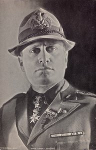 专辑 "Duce"：贝尼托-墨索里尼身着民兵制服（黑白照片）。 作者 Pandimiglio Pandimiglio