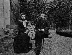 居里先生和夫人在他们巴黎房子的花园里》，约1902年，1903年 作者 巴黎埃利斯