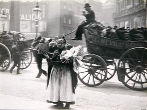 一位女性卖报人，伦敦，约1890年代（黑白照片）。