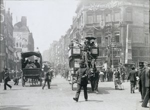 伦敦的Ludgate Circus为1897年的女王禧年做准备