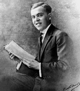 Christian Berard (1902-1949) 法国画家和服装设计师，Madeleine Renaud的表妹，Nadar拍摄于1920年（黑白照片）。