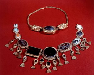 Persian art: two gold necklaces, Parthe period, 3rd century AD. 作者 波斯语