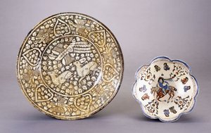 Sultanabad陶器餐具，描绘了十二只坐鹿在茂密的绿叶图案中，十四世纪 作者 波斯学校