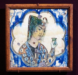 描绘年轻女子手持花瓶的瓷片，波斯文明 作者 波斯学校
