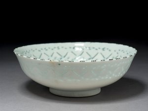 Gombroon Bowl，伊朗，萨法维时期（带有穿孔装饰的石膏和黑色釉下） 作者 波斯学校