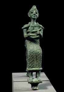 东方古代艺术：坐姿女神雕像。 青铜雕塑。 腓尼基雕塑，约公元前 1300 年。 巴黎，卢浮宫