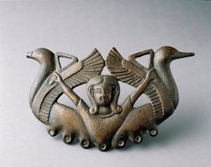 菲尼克斯艺术：阿斯塔特神的代表。它的周围是两只起飞的鸟。公元前6世纪的青铜雕塑。来自塞维利亚。Dim.16厘米 塞维利亚，考古博物馆 作者 腓尼基学派