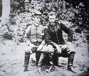 乔治-A-卡斯特中尉（1839-1876）（无帽）与1862年5月被俘的南军战俘华盛顿中尉的肖像（黑白照片）。 作者 美国摄影师