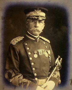不明身份的美军军官，约1900年（黑白照片）。