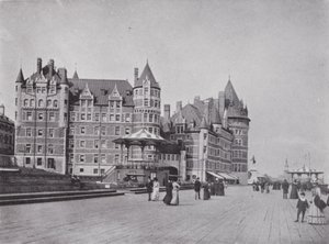 Chateau Frontenac and Dufferin Terrace (b/w photo) 作者 加拿大摄影师