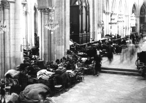 1944 年 7 月，在卡昂大教堂避难的人们（黑白照片） 作者 法国摄影师