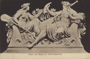 在 Nationaldenkmal 上代表莱茵河和摩泽尔河的寓言人物，纪念德国统一的纪念碑，Rudesheim am Rhein，黑森州（黑白照片） 作者 德国摄影师