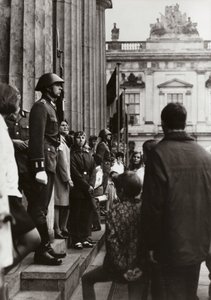 Para pionir Yong datang ke Gerbang Brandenburg, landmark Berlin, untuk melihat teman-teman mereka, para penjaga perbatasan (foto b/w) 作者 德国摄影师