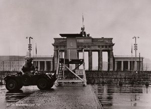 勃兰登堡门东西柏林边界上的英国装甲车（黑白照片）。 作者 德国摄影师