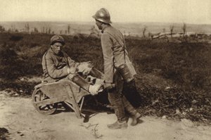 Captured French soldier transporting his wounded comrade in a wheelbarrow, World War I 作者 德国摄影师