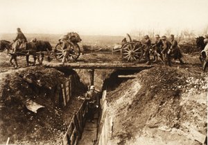Field artillery cross over a stormed enemy trench; fascine bundles fastened to the gun carriage for use in overcoming enemy positions (b/w photo) 作者 德国摄影师