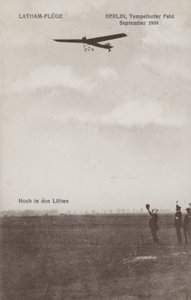 1909年9月，法国飞行员休伯特-莱瑟姆飞越柏林坦佩尔霍夫机场（黑白照片）。 作者 德国摄影师