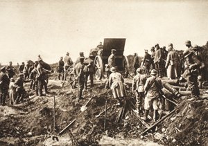 德国电池在 Fismes 之前在困难的地形上前进，在前景中捕获法国准备运输（黑白照片） 作者 德国摄影师