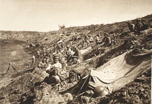 1917 年 8 月在福克萨尼以北推进期间处于预备役位置的德国步兵营（黑白照片） 作者 德国摄影师