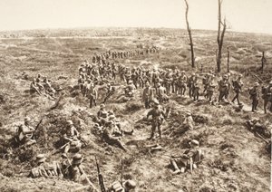 1918 年 5 月 27 日，德国步兵越过 Chemin des Dames 跟随撤退的敌人（黑白照片） 作者 德国摄影师
