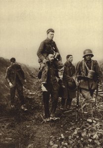 German infantryman with a leg wound being carried from the battlefield by British prisoners, World War I 作者 德国摄影师