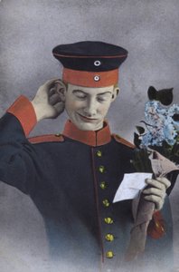 German soldier holding a note and a bunch of flowers (photo) 作者 德国摄影师