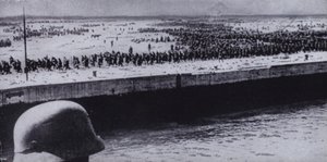 German soldier surveying Allied prisoners on the beach at Dunkirk, France, World War II, June 1940 (b/w photo) 作者 德国摄影师