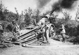 German soldiers firing a heavy cannon (b/w photo) 作者 德国摄影师