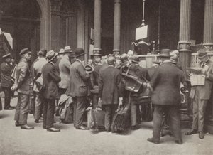 Hyperinflation in Weimar Germany: members of the public queuing outside the Reichsbank in Berlin with suitcases to carry their money, July 1923 (b/w photo) 作者 德国摄影师
