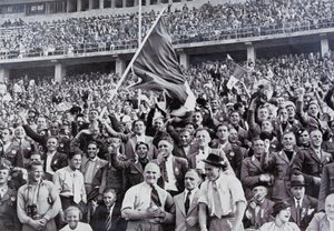 Italian fans supporting their athletes in the stadium at the Olympic Games, Berlin, Germany 作者 德国摄影师