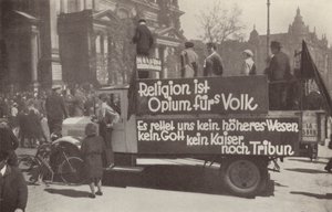 Lorry daubed with Communist slogans on the streets of Berlin, Germany 作者 德国摄影师
