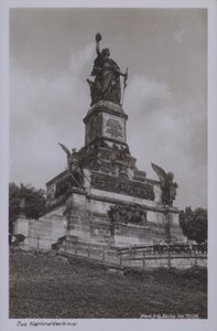 Nationaldenkmal，纪念德国统一的纪念碑，莱茵河畔的鲁德斯海姆，黑森州（b/w照片）。 作者 德国摄影师