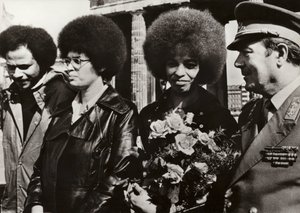 1972 年 9 月 11 日，勇敢的美国共产主义者和民权捍卫者安吉拉·戴维斯在勃兰登堡门受到德意志民主共和国民族人民军士兵的热烈欢迎（黑白照片） 作者 德国摄影师