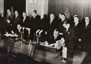1972年5月26日，德意志民主共和国和德意志联邦共和国之间的第一个国家条约--《交通条约》在东德首都柏林签署（黑白照片）。 作者 德国摄影师