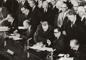 1972 年 6 月 3 日，四国外交部长在西柏林美国部分以前由盟军控制委员会使用的大楼签署了西柏林四方协议的最终议定书（黑白照片） 作者 德国摄影师