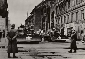 特别严重的挑衅行为始于1961年10月24日至28日，全副武装的美国士兵在坦克的支持下，多次侵犯德意志民主共和国的国家边界（黑白照片）。 作者 德国摄影师