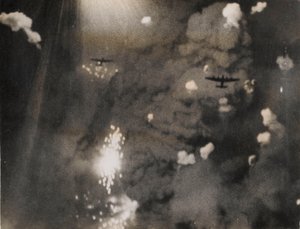 皇家空军兰开斯特空军攻击德累斯顿时拍摄的照片（黑白照片） 作者 德国摄影师