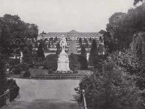 波茨坦、弗里德里希·德格罗斯纪念碑和无忧宫的景色（黑白照片） 作者 德国摄影师