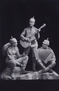 Sculpture depicting a group of First World War German soldiers playing music (b/w photo) 作者 德国摄影师