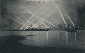 Searchlight display by the German navy (b/w photo) 作者 德国摄影师