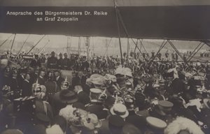 市长 Reike 博士对德国飞艇建造商 Graf Ferdinand von Zeppelin 的讲话（黑白照片） 作者 德国摄影师