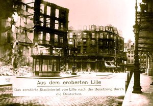 1914年10月，德军攻占里尔后被破坏的小镇（黑白照片）。 作者 德国摄影师