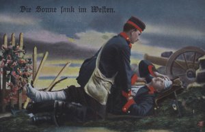 The Sun set in the west: a German soldier comforting his dying comrade on the battlefield (coloured photo) 作者 德国摄影师