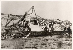 1912年6月28日齐柏林飞艇LZ10 "施瓦本 "号被毁后的废墟（黑白照片）。 作者 德国摄影师