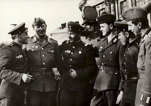 国家人民军队的士兵与苏联军队的士兵保持着密切的友谊（黑白照片）。 作者 德国摄影师