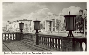 东柏林Stalinallee的Deutschen Sporthalle景观，约1950年代（黑白照片）。 作者 德国摄影师